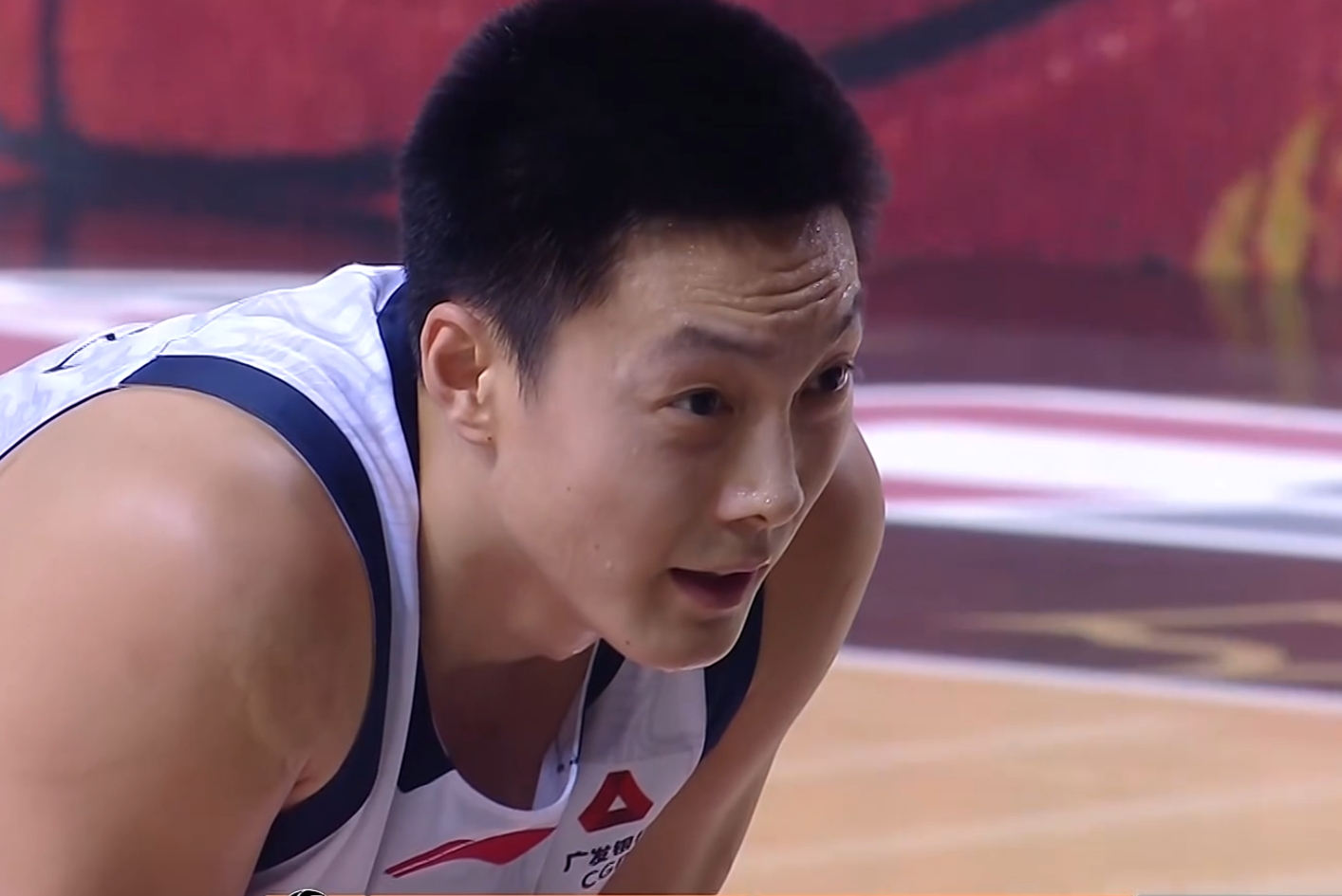 开云平台-广东3消息！胡明轩深夜发声，徐杰新发型遭吐槽，焦泊乔化身阿联