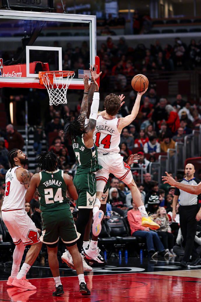 kaiyun-疯狂27-0大逆转！公牛拒被雄鹿横扫终结11连败 吉迪20+14+10