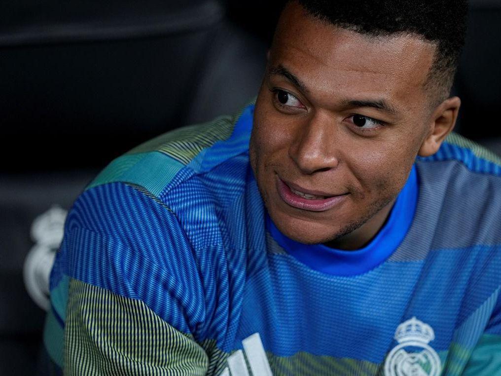 开云体育-姆巴佩膝盖扭伤，还要坚持参加世界杯？或成下个卡卡和乌姆蒂蒂？