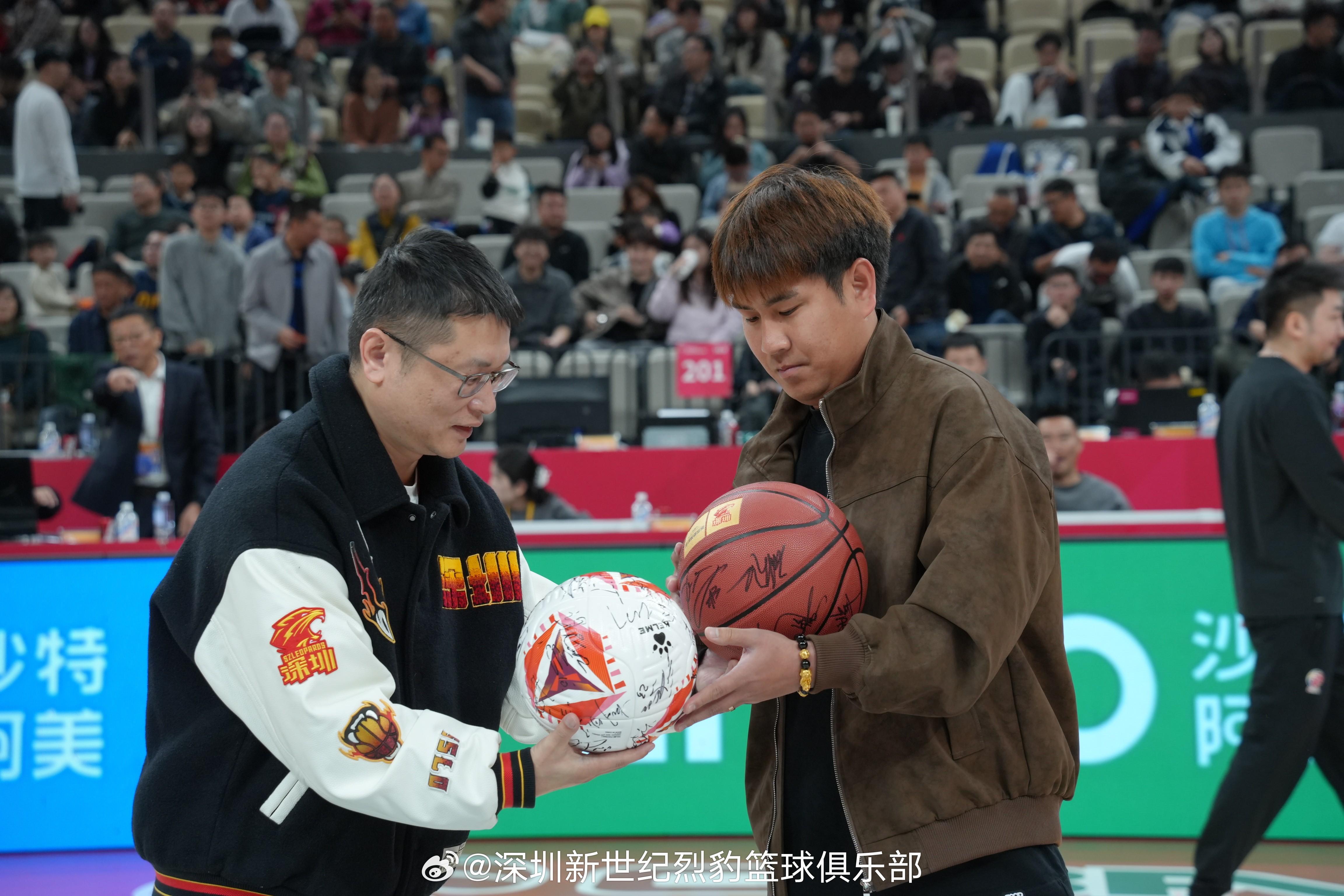 开云首页-深圳青年人全队现场观战深圳烈豹,双方还进行了礼物互换