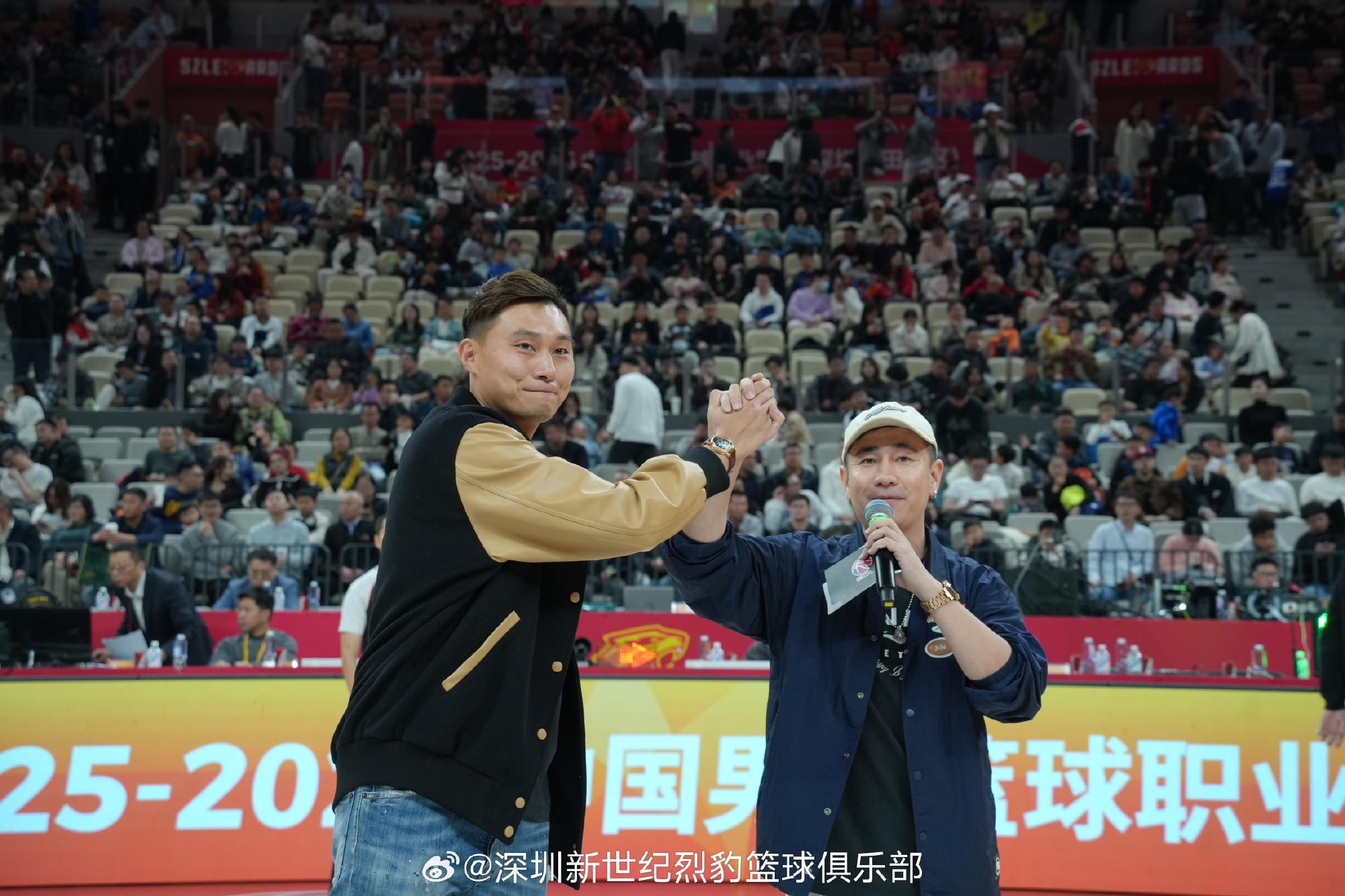 开云首页-深圳青年人全队现场观战深圳烈豹,双方还进行了礼物互换