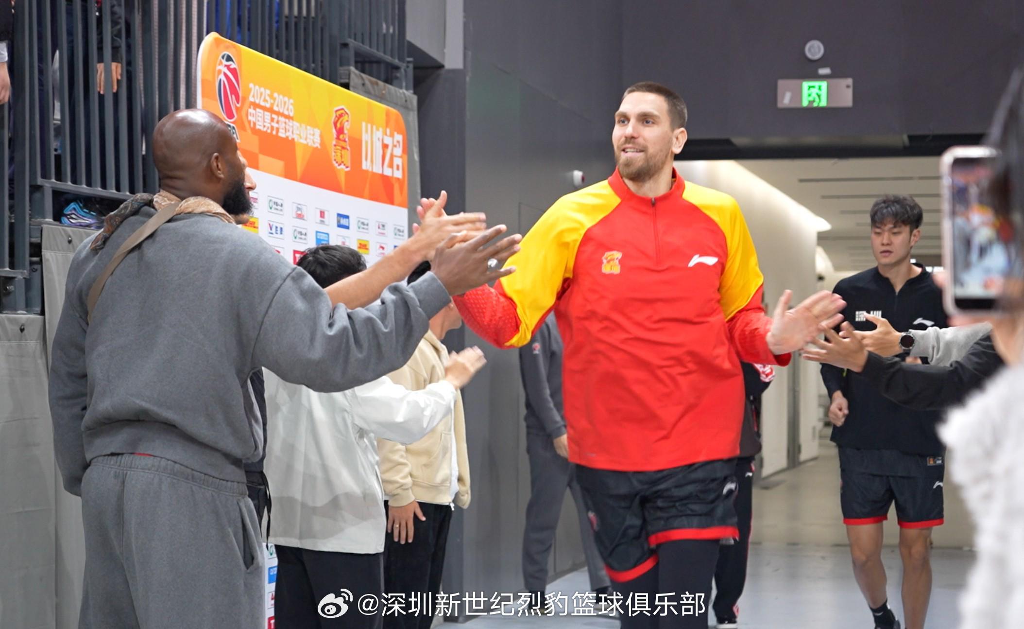 开云首页-深圳青年人全队现场观战深圳烈豹,双方还进行了礼物互换
